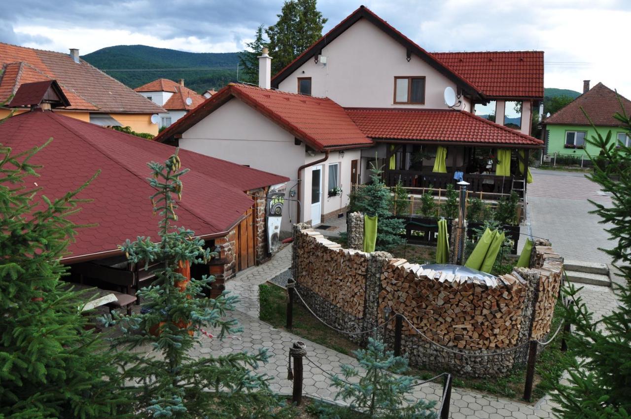 András penzión Krásnohorské Podhradie Exterior foto